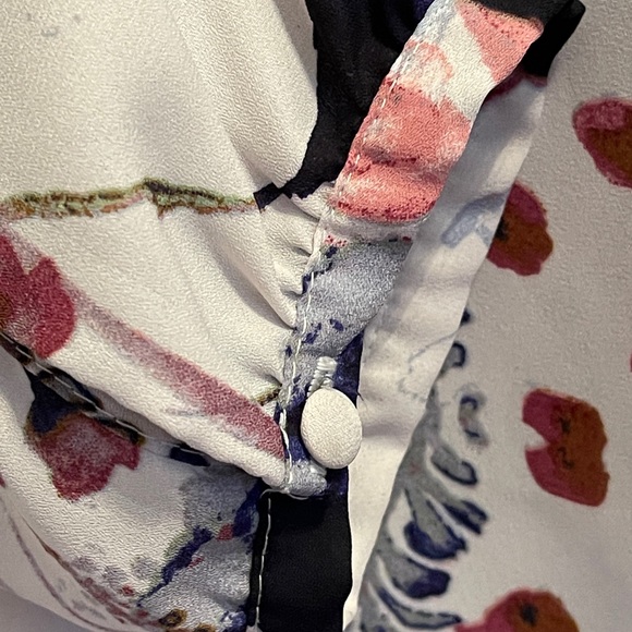 Rose and Thyme Watercolor Floral Blouse Size SMALL - Picture 4 of 7